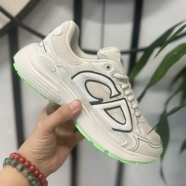 白黑绿色
