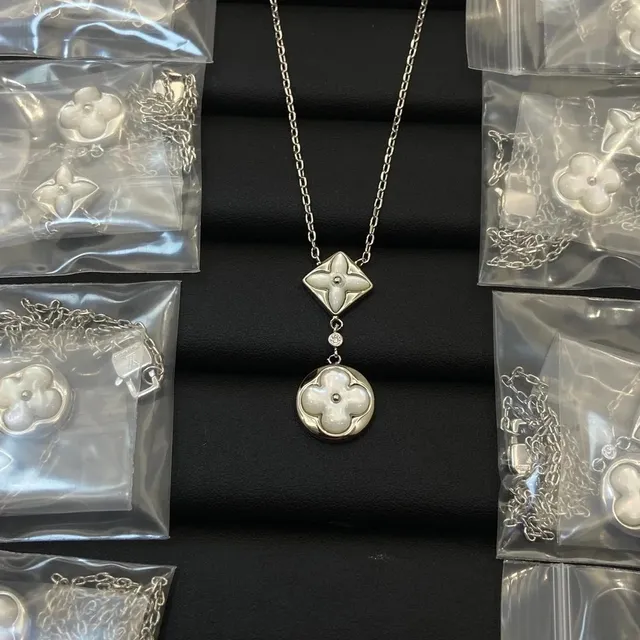Louis Vuitton Flower Pendant Necklace Mother-of-Pearl and Diamond