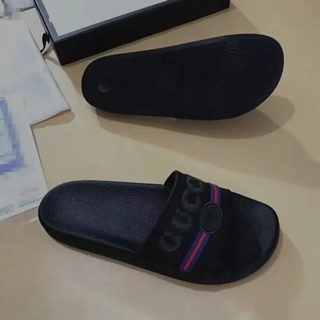 黑底黄字母