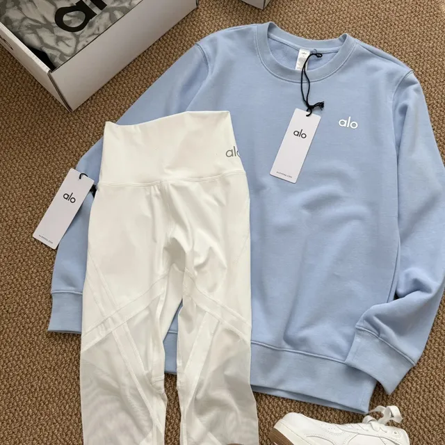 Alo Yoga Crewneck Sweatshirt & High-Waisted Leggings Cloud Blue / White