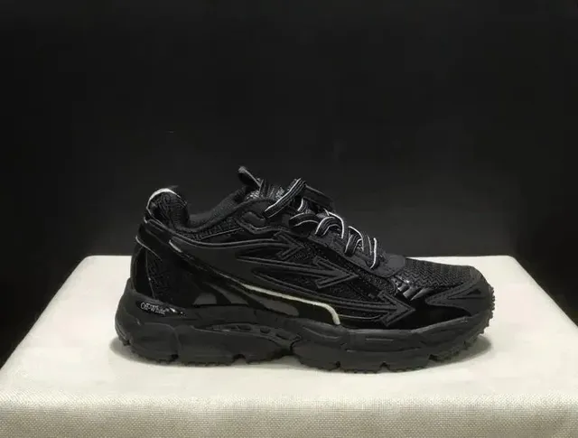 Off-White Runner Black