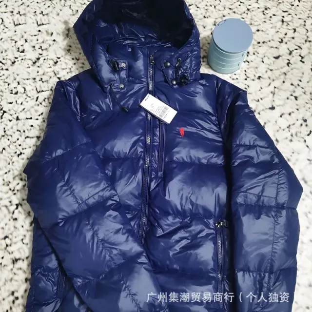 蓝色亮面羽绒服