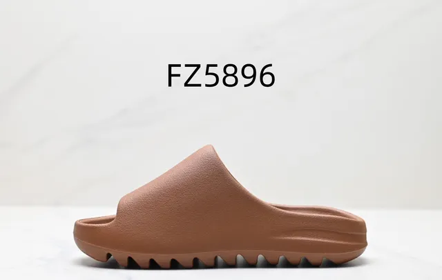 Yeezy Slide Earth