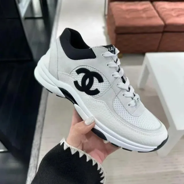 Chanel Sneaker Classic Logo