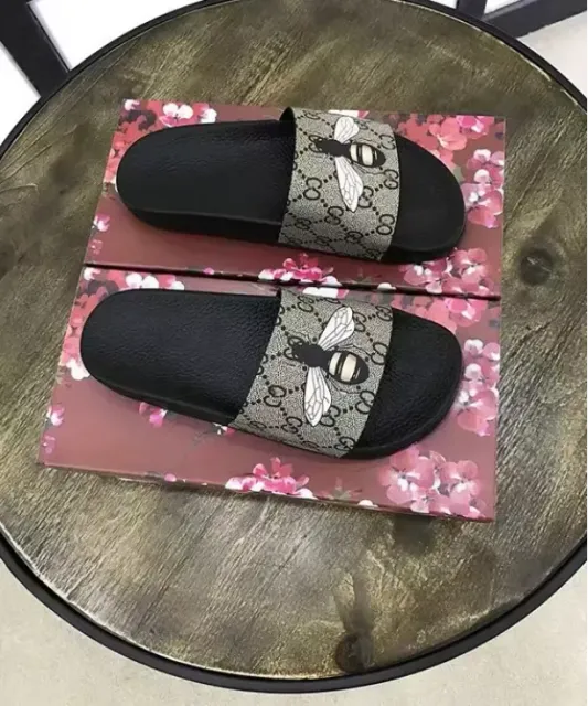 Gucci Bee Slide GG Supreme with Bee Motif