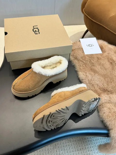 UGG Platform Slipper Suede with Shearling