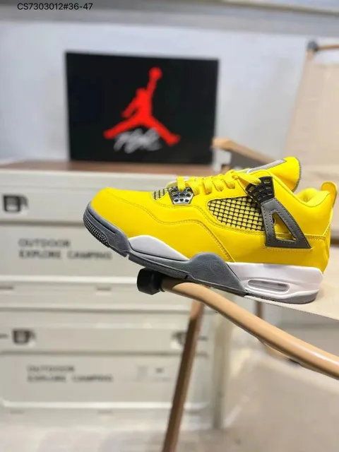Air Jordan 4 Thunder