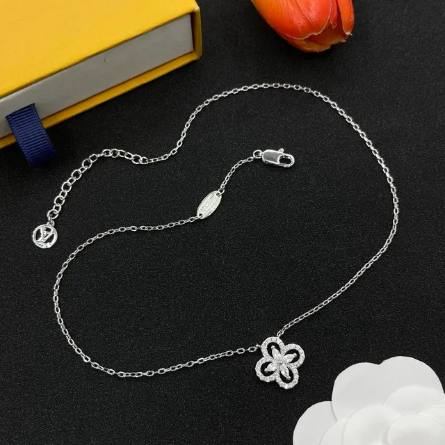 Van Cleef & Arpels Alhambra Pendant Necklace Four-Leaf Clover with Diamonds