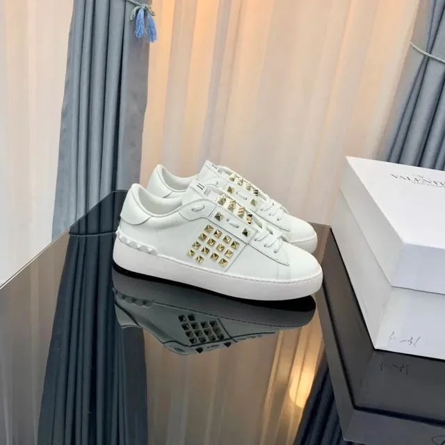 Valentino Rockstud Low Gold Studs