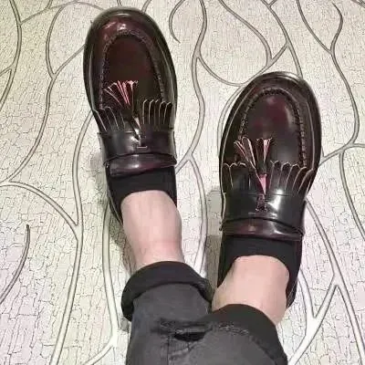 酒红色