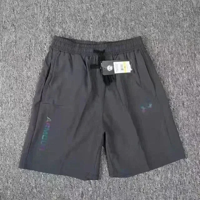 灰色短裤