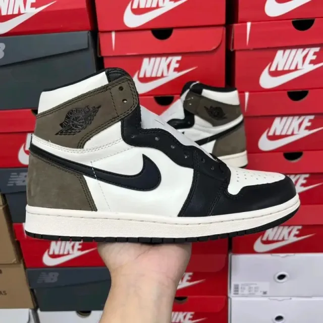 AJ1 高帮黑摩卡小倒钩 555088-105