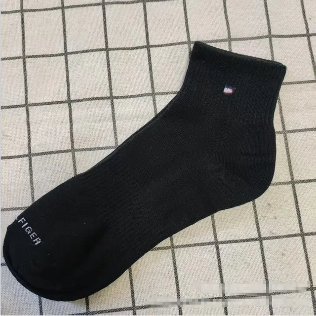 运动款黑