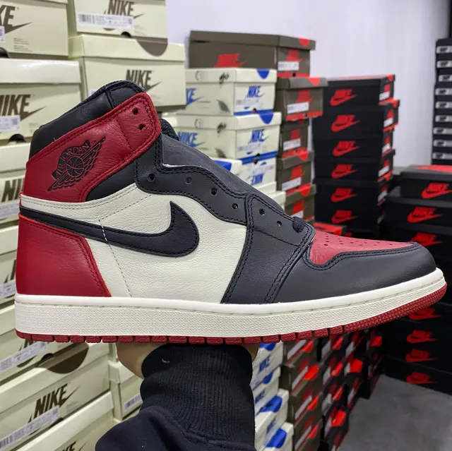 AJ1黑红脚趾