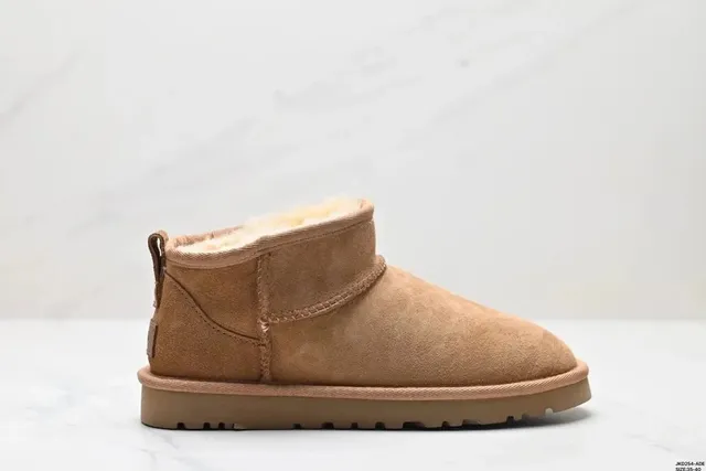 UGG Classic Mini Shearling Lined