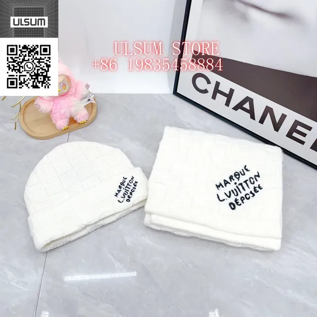 Louis Vuitton Knit Beanie and Scarf Set Marque L.VUITTON Déposée