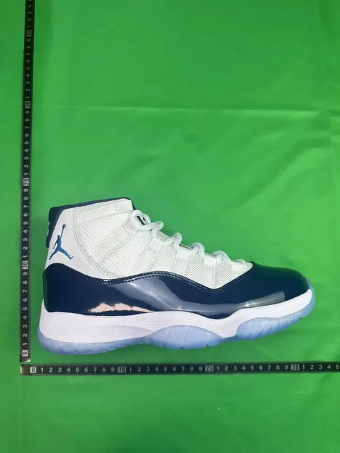 Air Jordan 11 Concord