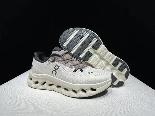 On Cloudmonster Cloud White Grey