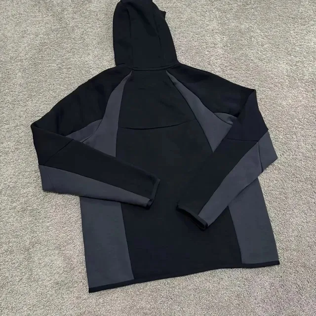 黑色拼接上衣