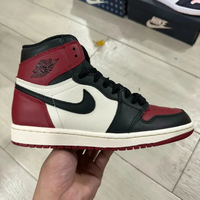黑红脚趾