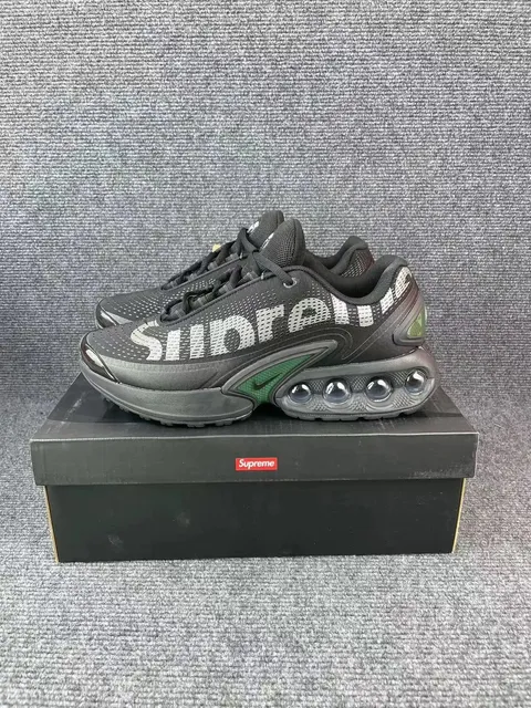 Nike Air Max Plus Supreme Logo