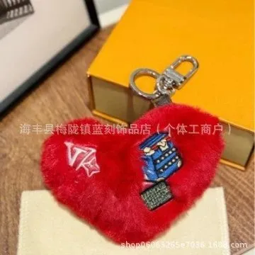 红色爱心毛绒挂件