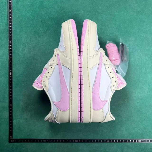 Nike Dunk Low Travis Scott Reverse Swoosh