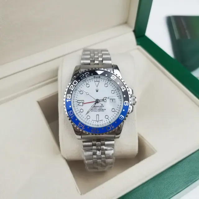 Four-pin coke circle, five-bead silver strap, black and blue circle, white surface