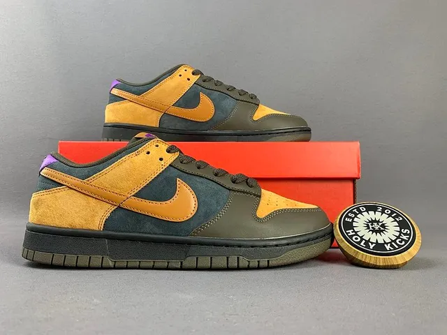 HOLY KICKS