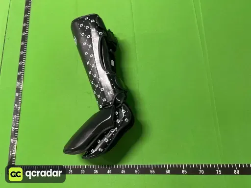 黑色