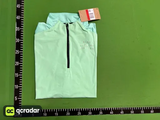 条纹绿色外套