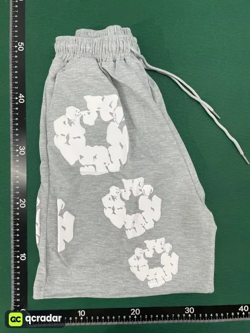 灰色发泡短裤