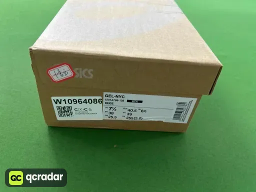 1201a789-103 comes with 2 pairs of shoelaces