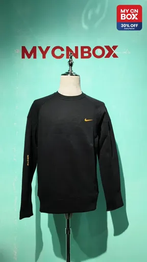Sweatshirt. black