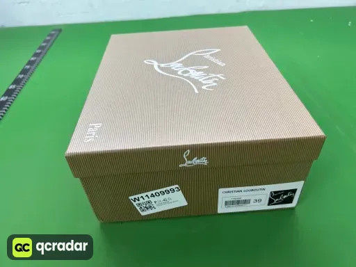 黑漆满钉