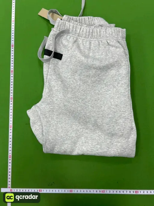 浅灰色裤子加绒