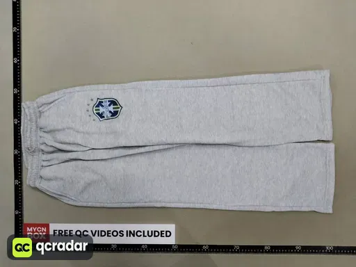 Gray trousers [badge]