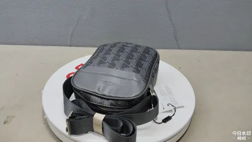 Gray [printed vertical crossbody bag]