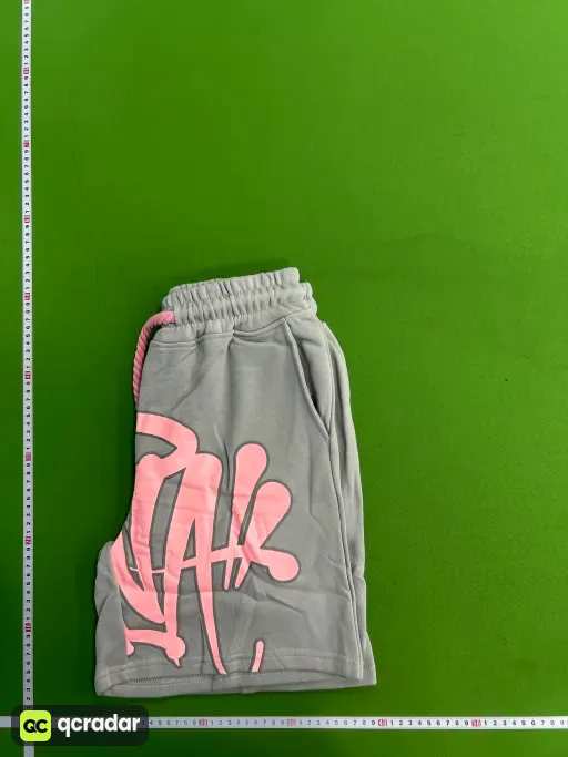 浅灰色短裤