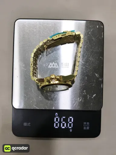 Four-pin coke circle, five baht gold, black and red circle, white surface