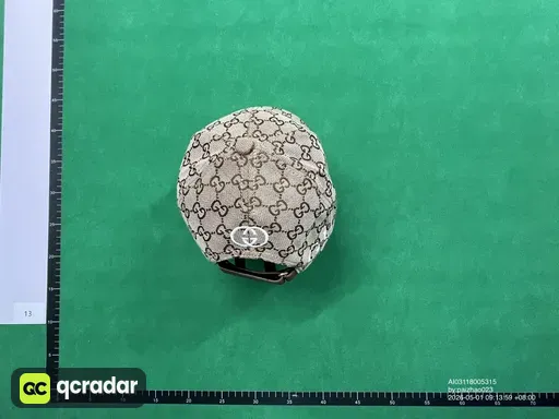侧绣字母卡其