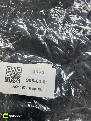 黑色连帽卫衣
