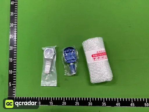新款表带石英格面银黑