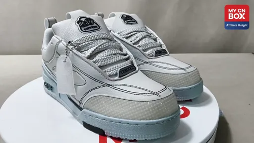 Off-white four-leaf clover