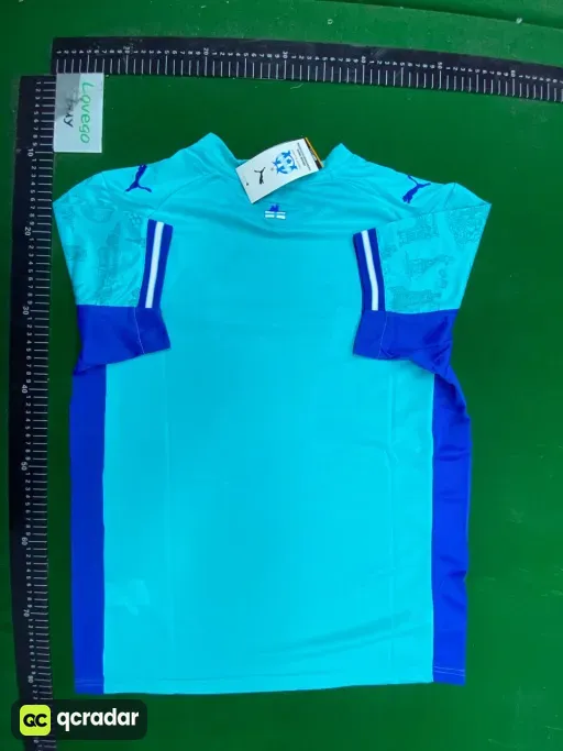 2526 marseille four guests