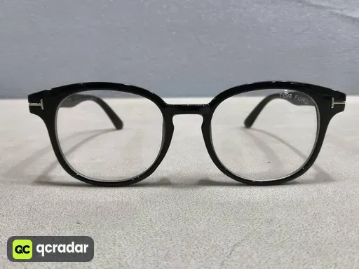 Tom black frame white film + delivery box