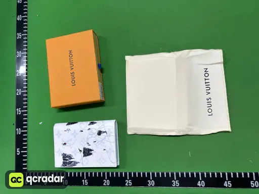 白色护照夹