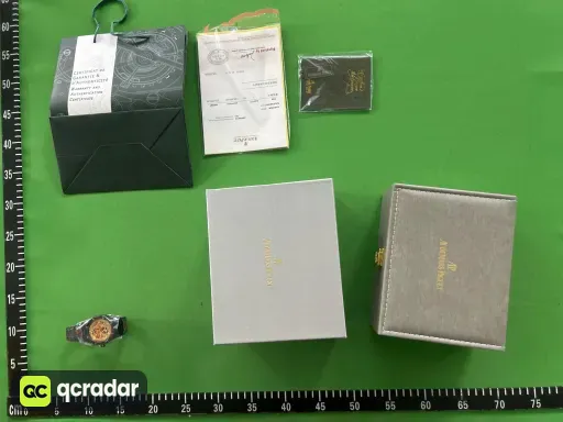 黑壳金面