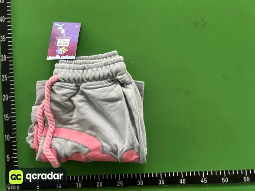浅灰色短裤