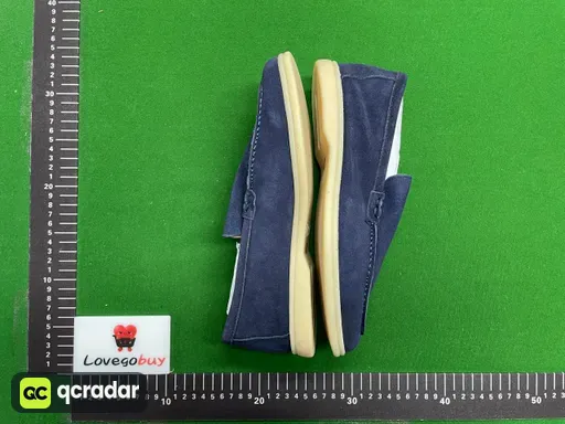 深蓝色